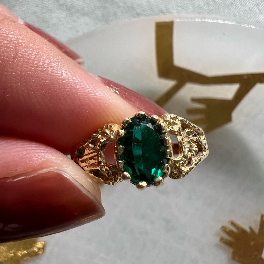 Vintage 14k solid gold ring with emerald green stone